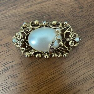 Gold and pearl brooch